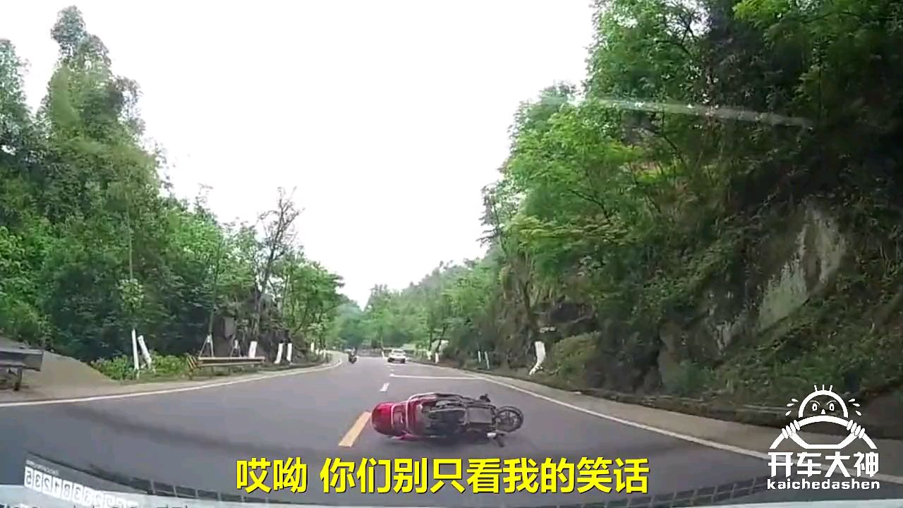 【开车大神】女司机重现江湖,马路上谁敢不服!